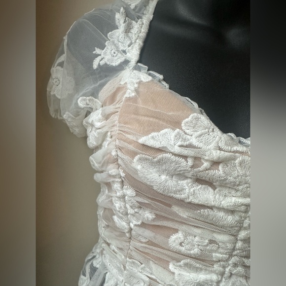 $60 NEW WITH TAGS GORGEOUS CREAM WITH NUDE UNDERLAY TOP - Picture 3 of 5